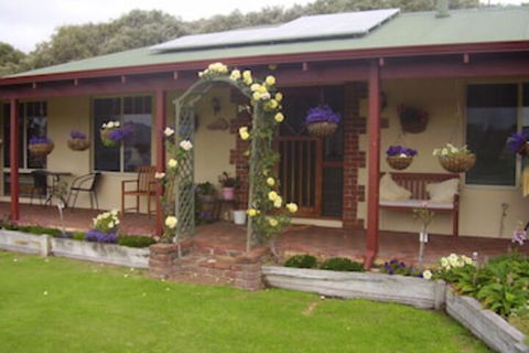 Busselton Marina Bed & Breakfast - Cruises Travel 0
