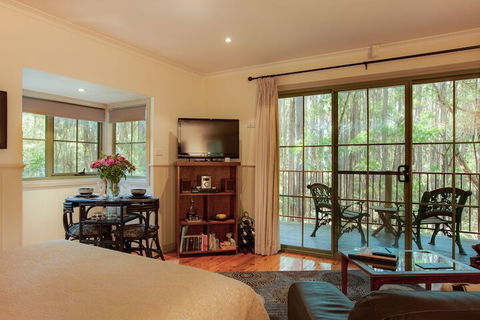 Eagle Hammer Cottages - Kawana Tourism 1