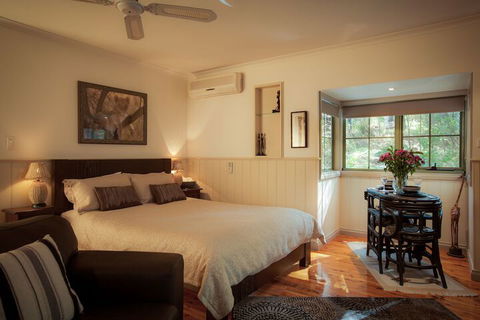 Eagle Hammer Cottages - Kawana Tourism 5