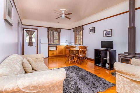 Cypress Ridge Cottages - Accommodation Newcastle 4