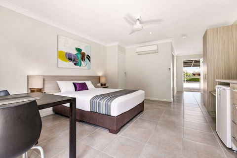 Econo Lodge Beachside - Tourism Townsville 5