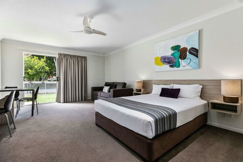 Econo Lodge Beachside - Tourism Townsville 7