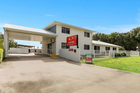 Econo Lodge Beachside - Tourism Townsville 1