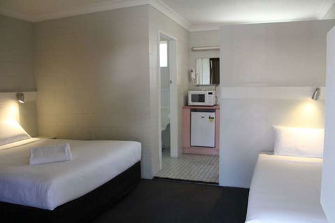 Central Coast Motel - Accommodation QLD 4