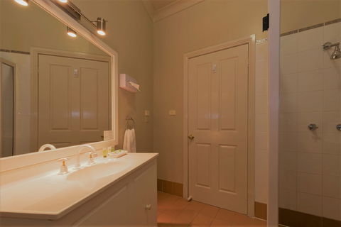 Bowen Inn Motel - Tourism Listing 5