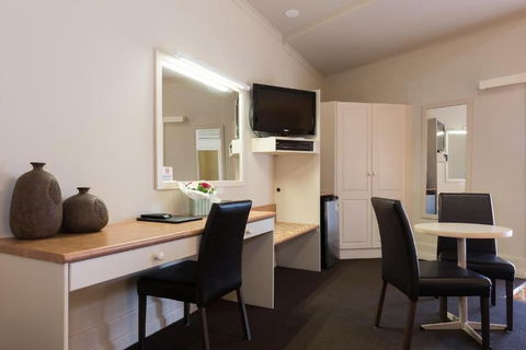 Bowen Inn Motel - Tourism Listing 6