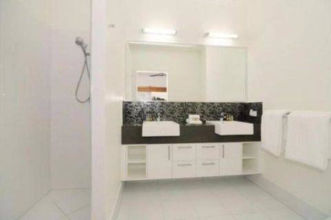 4 Cascade House Luxury Holiday Home - Accommodation Redcliffe 2