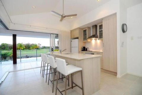 4 Cascade House Luxury Holiday Home - Accommodation Redcliffe 3