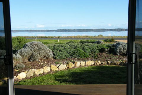 Coorong Waterfront Retreat - Accommodation Redcliffe 1