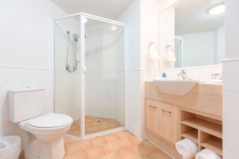 Ramada By Wyndham Hope Harbour - Victoria Tourism 6