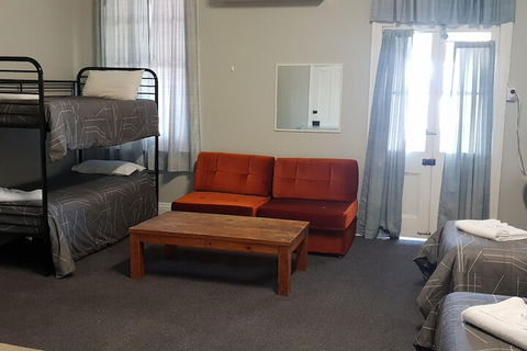 Queens Arms Hotel - Tweed Heads Accommodation 2