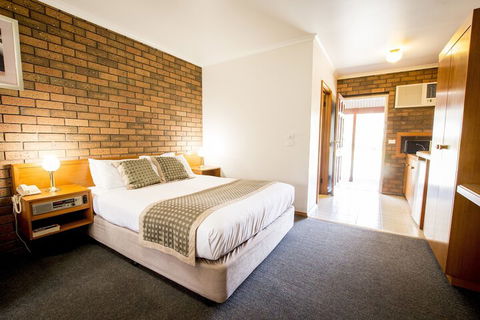 Sportslander Motor Inn - Lightning Ridge Tourism 7