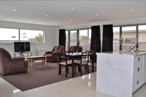 170 Hazards View Unit 1 - Accommodation QLD 3