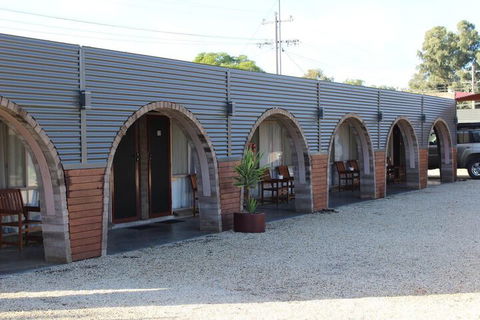 Thomas Lodge Motel - Sunshine Coast Guide 2
