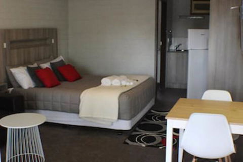 Thomas Lodge Motel - Sunshine Coast Guide 0