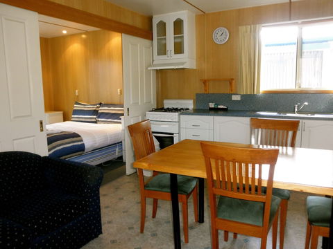 Strahan Beach Tourist Park - YWait Travel 0