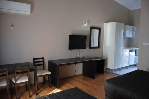 Airlie House Motor Inn - Holiday Sydney 5
