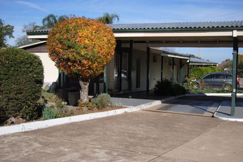 Airlie House Motor Inn - Holiday Sydney 1