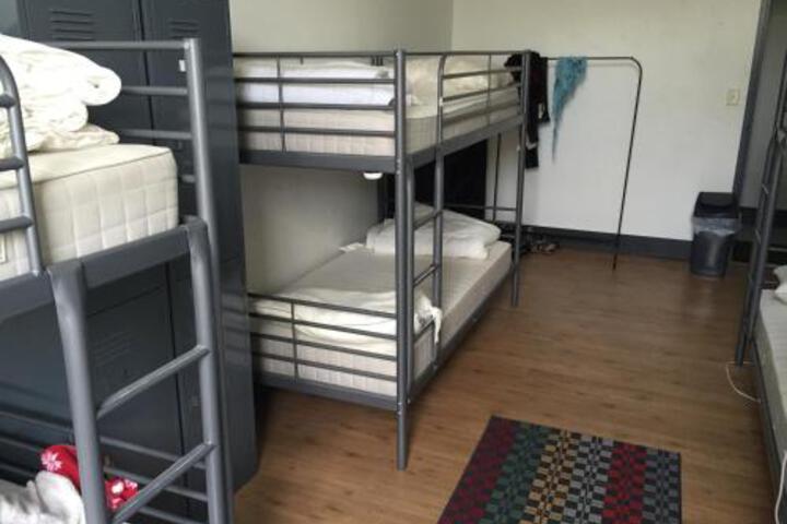 EBS Sydney Hostel - thumb 7