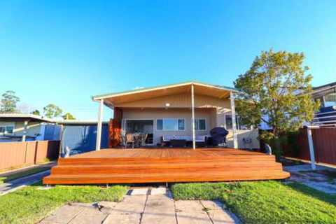 Lakefront Simplicity - Accommodation Batemans Bay 7