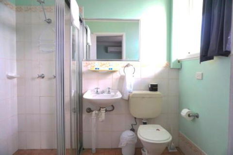 Warners Bay Hotel - Whitsundays Tourism 2