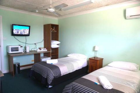 Warners Bay Hotel - Whitsundays Tourism 6