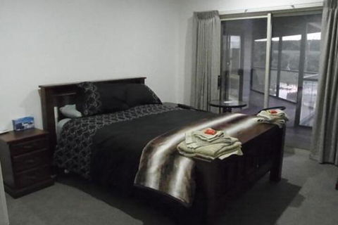 Curdievale Riverfront Lodge - Holiday Sydney 3