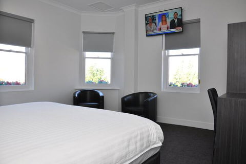 Queens Head Hotel - Whitsundays Tourism 5