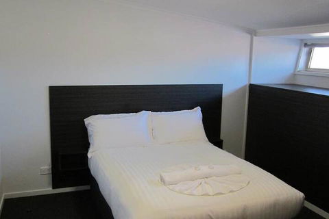 Queens Head Hotel - Whitsundays Tourism 3