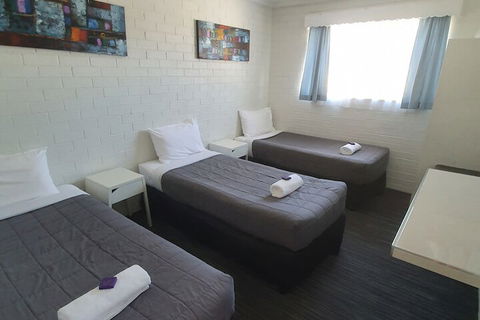Coastal Bay Motel Coffs Harbour - Townsville Tourism 7