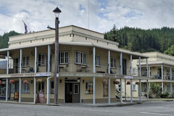 Lantern Court Motel
