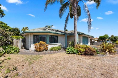 Palm Tree Haven Papamoa Holiday Home