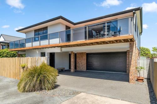 Sparkling Ocean Views Papamoa Holiday House