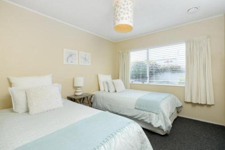 Bennys Beach Cottage Papamoa Holiday Home