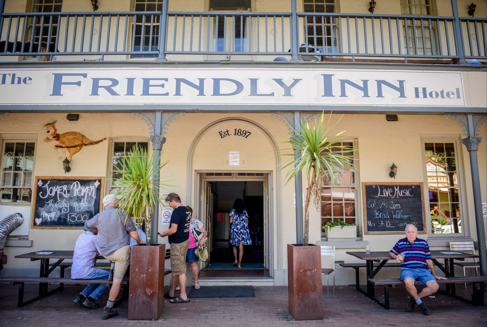 The Friendly Inn Logo and Images