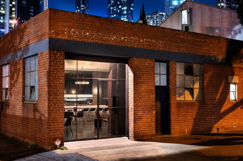 Patient Wolf Distilling Co. - Hotel WA 0