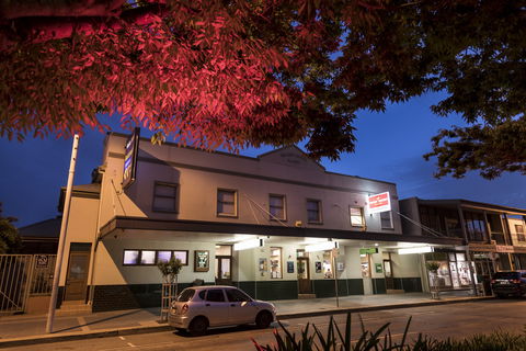 Walsh's Hotel - Victoria Tourism 2