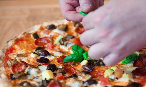 Bonnie And Clydes Pizzaria - Accommodation Australia 4