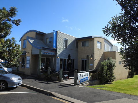 Waves Cafe, Bar And Restaurant - Accommodation Australia 1