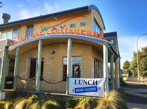 Waves Cafe, Bar And Restaurant - Accommodation Australia 2