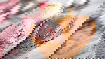 America's dairy farmers and ice cream producers agree to quit using artificial colors