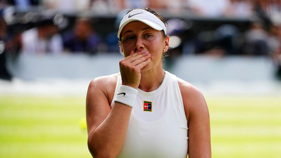 American Amanda Anisimova suffers crushing, quick defeat to Iga Swiatek in women's Wimbledon final