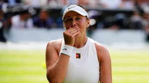 American Amanda Anisimova suffers crushing, quick defeat to Iga Swiatek in women's Wimbledon final