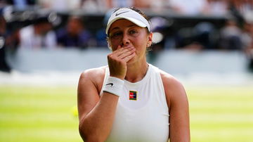 American Amanda Anisimova suffers crushing, quick defeat to Iga Swiatek in women's Wimbledon final