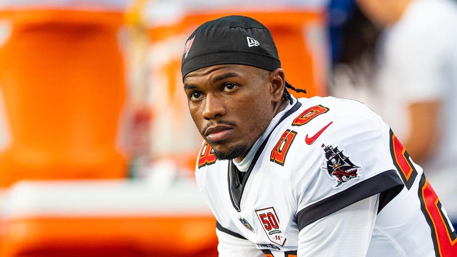 Bucs to waive Shilo Sanders after ejection from punching Bills player: report