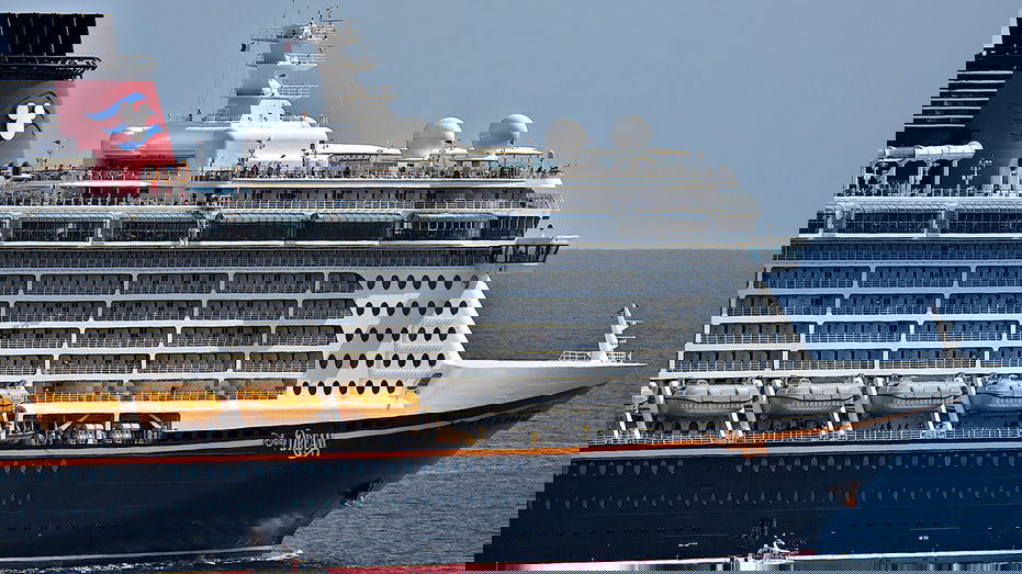 Father leaps into ocean after daughter falls from Disney cruise ship deck: reports