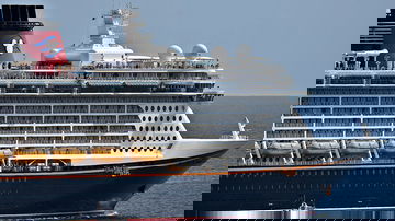 Father leaps into ocean after daughter falls from Disney cruise ship deck: reports