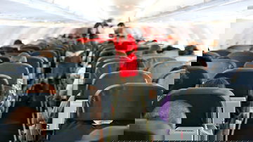 Flight attendant demands passenger spit out Zyn, leaving travelers confused about policies