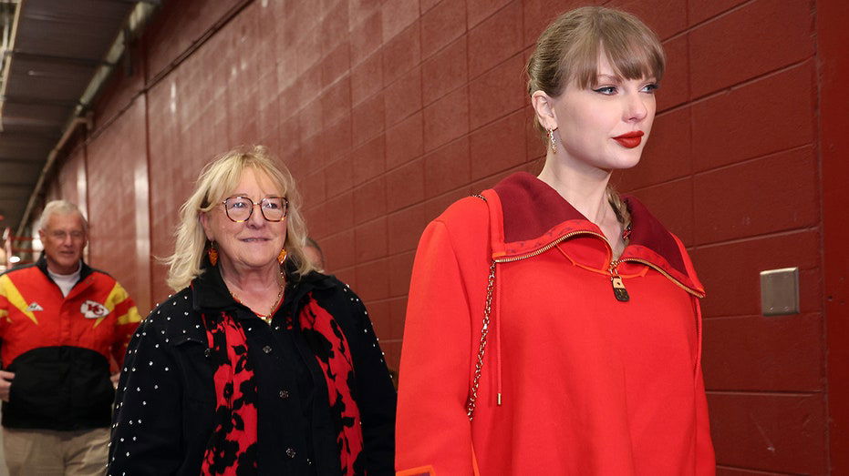 Taylor Swift arrives with Donna Kelce to stadium for Chiefs' Black Friday matchup despite 'busy' schedule