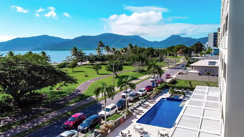 Holiday Inn Cairns Harbourside - Accommodation Australia 1